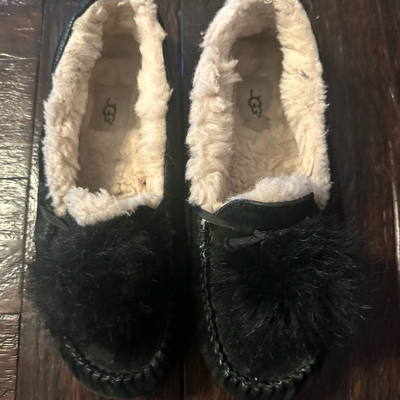 UGG Women’s Dakota Pom-Pom Black Suede Slippers with Fuzzy Pom-Poms size 9 - Picture 2 of 7
